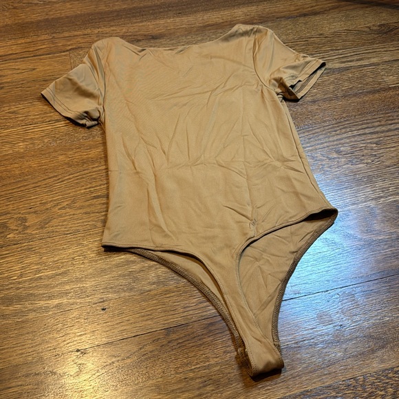 House of Harlow 1960 Brown Short Sleeve Square Neck Bodysuit - Picture 4 of 5